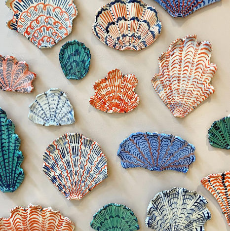 Shell Collection, Painted Shells, Ceramics Ideas Pottery, Painted Pumpkins, Hand Painted Ceramics, Ceramic Painting, African Art, Ceramic Pottery, Pumpkins