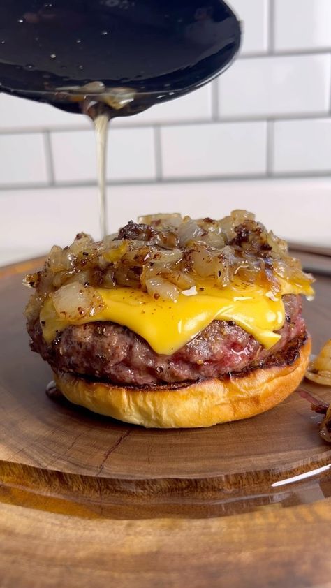 Bone marrow fried onion burger This upgrade makes for one of the best burgers you’ll ever have. Recipe • Take 2 boats of bone marrow… | Instagram Mini Burger Appetizers, Easy Burgers, Best Burger Recipe, Onion Burger, The Best Burger, Vegetarian Burger, Homemade Burgers, Beef Burgers, Delicious Burgers