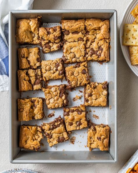 A big-batch blondie everyone will love!  READ MORE... Brown Butter Blondies, Blondie Recipes, Cookies And Bars, Bubble Bread, Potluck Ideas, Potluck Desserts, Dessert Recipies, Cinnamon Chips, Potluck Dishes