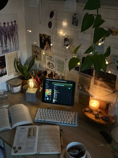 Uni Desk Ideas, Rooms With Desks, Desk Aesthetic Minimal, Small Desk Aesthetic, Cozy Study Aesthetic, Desk Aesthetic Inspiration, Comfy Desk, Desk Clutter, Organized Desk