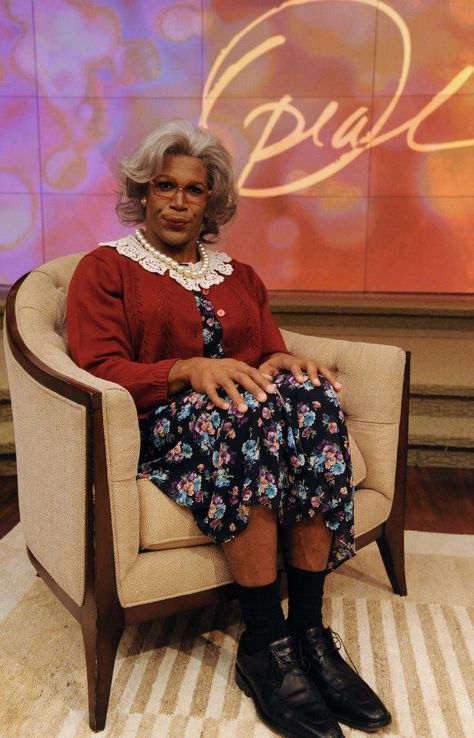 Michael Strahan dressed as Tyler Perry dressed as Madea on Oprah's show. Kelly and Michael Halloween Costumes Madea Costume, Celebrate Samhain, Disney App, American Party, Samhain Halloween, Michael Strahan, Special Halloween, Tyler Perry, Black Halloween Dress