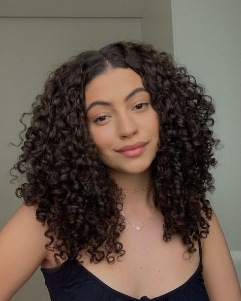 Get inspired with these fierce and trendy hairstyles that will have you looking like a boss babe! #HairstyleInspo #FashionForward #HairGoals #BaddieApproved #LocksAndLoaded ✨👑💇‍♀️ Curly Hair Parted In The Middle, Medium Curly Haircuts, Long Curly Haircuts, Dyed Curly Hair, Natural Curly Hair Cuts, Medium Length Curly Hair, Highlights Curly Hair, Layered Curly Hair, Exclamation Mark