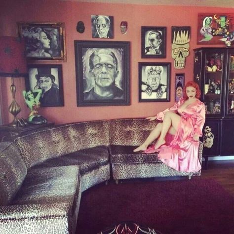 Horror room pinup style Addams Mansion, Diy Horror, Halloween Living Room Decor, Monster Room, Horror Room, Halloween Living Room, Casa Halloween, Horror Decor, Goth Home