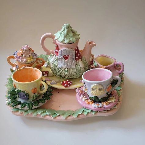 Childrens Tea Sets, Tanah Liat, Clay Art Projects, Ceramics Ideas Pottery, Decoration Inspiration, Cups And Saucers, Cute Room Decor, Fairy House, Dream House Decor