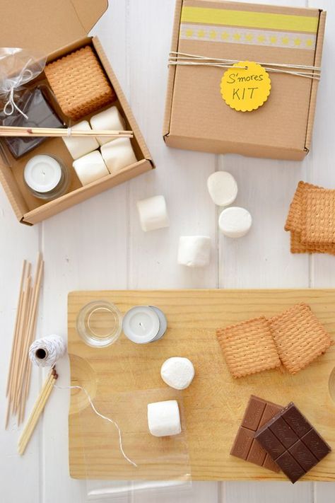 DIY easy christmas gift ideas: cute s'mores kit // graham crackers, marshmallow and chocolate S’more Kit Ideas, Smores Kit Gift, Smores Kit, Kino Box, Smores Party, Smores Kits, Diy Teacher Christmas Gifts, Affordable Christmas Gifts, Chocolate Diy