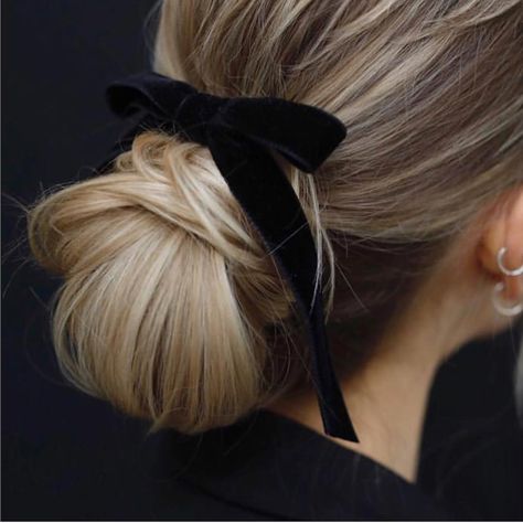 Classy and chic #hairstyles inspired by the red carpet style of the actresses on the 2018 #Oscars. Elegant hairstyles worn by successful women are also simple. Chic Hairstyles, Penteado Cabelo Curto, Good Hair Day, Velvet Bow, Elegant Hairstyles, 가을 패션, Great Hair, Hair Dos, Blonde Highlights