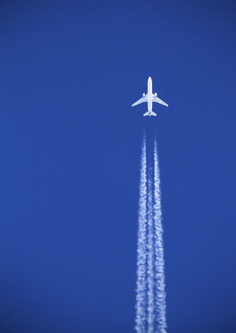 "White plane, blue sky" by Joe_M on Flickr - A plane seen flying over Devon in a nice, clear, blue sky. White Plane, Bold Images, Image Zen, White Aesthetics, White Collage, 브로셔 디자인, Amoled Wallpapers, Airplane Photography, Color Aesthetic