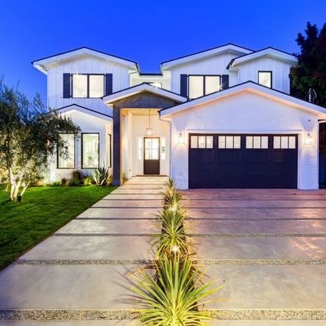 Bella Thorne Drops $2 Million on New Home in Los Angeles | Architectural Digest Houses Los Angeles, Modern Pool And Spa, Houses Australia, Glass Pocket Doors, Bella Throne, Marble Island, La House, Houses Decor, Cool Homes