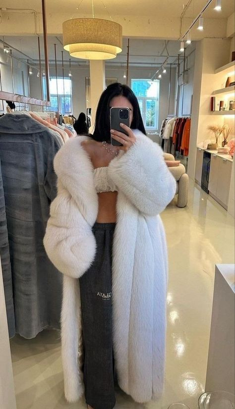 White Fur Coat Outfit Casual, White Fur Coat Aesthetic, White Fur Coat Outfit, Fur Coat Outfit Casual, Fur Coat White, Ski Trip Outfit, Fur Coat Outfit, White Fur Coat, Nyc Fits