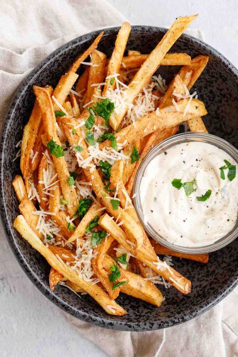 Truffle fries make the most incredible side dish. Thinly cut potatoes are fried and topped with parmesan and fresh herbs. Truffle Fries Recipe, Menu Presentation, Gravy Fries, Chicken Flatbread Pizza, Parmesan Truffle Fries, Best French Fries, Chicken Flatbread, Twice Baked Potatoes Casserole, Truffle Salt