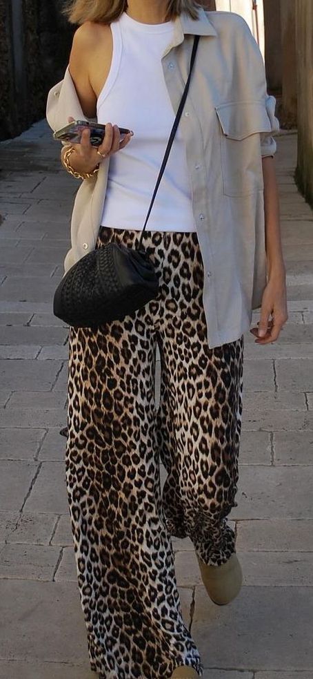 Leopard Pants Street Style, Leopard Pants Outfit Summer, Leopard Trousers Outfit, Casual Chic Summer Outfits 2024, Leopard Pants Outfit 2024, Animal Print Pants Outfit, Leopard Outfit Ideas, Leopard Print Pants Outfit, Leopard Pants Outfit