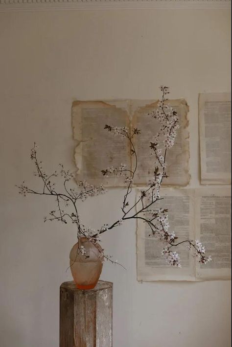 Wabi Sabi Wedding, Modern Ikebana, Flower Props, Arreglos Ikebana, Slow Flower, Sogetsu Ikebana, Ikebana Flower Arrangement, Ikebana Flower, Flower Photoshoot