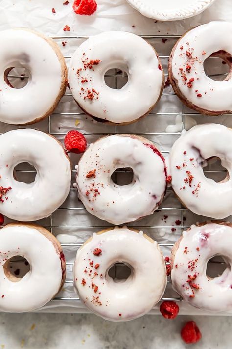 Lemon Raspberry Baked Donuts Raspberry Donut, Donut Calories, Mini Donuts Maker, Lemon Sponge, Baked Recipes, Lemon Icing, Cream Cheese Muffins, Freeze Dried Raspberries, Fruit Dessert Recipes