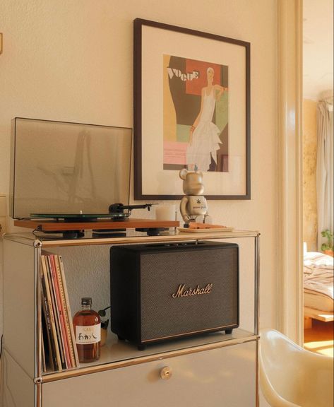 Marshall Speaker Living Room, Marshall Speaker Home Decor, Vintage Speakers Living Room, Marshall Speaker Interior, Marshall Radio Aesthetic, Marshall Headphones, Vintage Marshall Amp, Aesthetic Living Room, Living Room Shelves