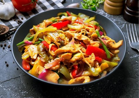 Chicken Chow Main, Chow Mein Sauce, Homemade Chow Mein, Chicken Chow Mein Recipe, Chinese Dinner, Chow Mein Recipe, Chicken Chow Mein, Gluten Free Noodles, Chinese Takeout