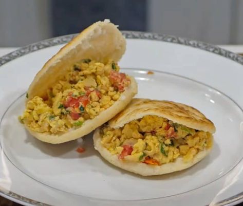 Arepa Filling, Arepa Recipe, Eggs Tomato, Arepas Recipe, Egg Tomato, Venezuelan Food, Corn Flour, Flat Bread, Vegan Options