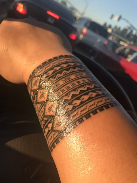 Samoan Taulima Polynesian Arm Band Tattoo Women, Samoan Tauvae Tattoo, Samoan Wrist Tattoos For Women, Samoan Warrior Tattoo, Hawian Style Tattoos, Polynesian Wrist Tattoo, Polonisian Tattoo, Samoan Tattoo Meaning, Samoan Tattoo Women