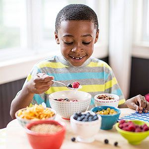 Try a Build-Your-Own Breakfast Bar! Simply set out bowls of your child's favorite fruits, nuts, and yogurts and let him/her customize his/her cereal bowl! Toppings Bar, Weekday Breakfast, Here's The Scoop, Recipes For Kids, Eating Tips, Feeding Kids, Food Is Fuel, Fun Kids Food, Healthy Meals For Kids