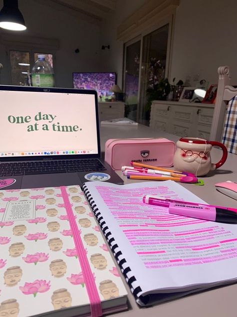 Online Study Aesthetic, Business School Aesthetic, Business Student Aesthetic, Homeschooling Aesthetic, Romanticized Studying, Study Tok, Online School Aesthetic, College Student Aesthetic, Homeschool Aesthetic