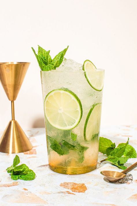 Here's a virgin Mocktail Mojito recipe that's a bubbly and refreshing take on the original mojito cocktail. All it takes is 5 ingredients and 5 minutes. Serve it as a clean and citrusy beverage when you just need something to sip on. You'll never miss the rum! #mocktailmojito #virginmojitorecipe #mocktailrecipes Virgin Mocktail, Mojito Virgin, Virgin Mojito Recipe, Mocktail Mojito, Housewife Recipes, Refreshing Mocktail, Pitcher Cocktails, Virgin Cocktails, Virgin Drinks