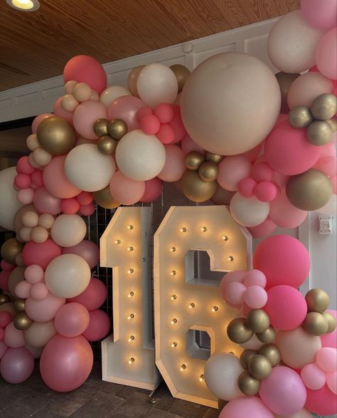 Light Pink Birthday Party, Sweet 16 Summer, Sweet 16 Pool Parties, Sweet Sixteen Party Themes, Light Pink Birthday, Sweet 16 Party Planning, Sweet 16 Party Themes, 14th Birthday Party Ideas, Sweet 16 Party Decorations