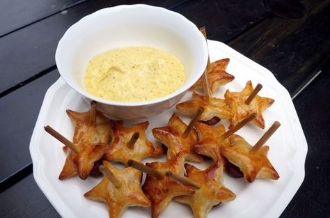 Star-shaped pigs in a blanket—something that's not red white and blue for once! Star Shaped Food, Fourth Of July Brunch, Shaped Food, Patriotic Food, Food Shapes, Fourth Of July Food, Pigs In A Blanket, Food Themes, July Party