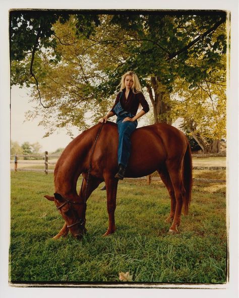 Gigi Hadid for the Guest In Residence Drop 1: Workwear collection. Photographed by Pablo Di Prima. Horse Photoshoot Ideas, Equine Photography Poses, Mountain Photoshoot, Guest In Residence, Foto Cowgirl, Classy Cowgirl, Fairfax And Favor, Equine Portraits, Equestrian Chic