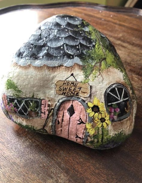 Rock Fairy Houses, Fairy House Rock Painting Ideas, Fairy House Rocks Painting, Painted Rocks Fairy Houses, Painted Fairy Doors On Rocks, Cottage Rock Painting, Fairy Door Painted Rocks, Garden Rock Art, Rock Garden Design