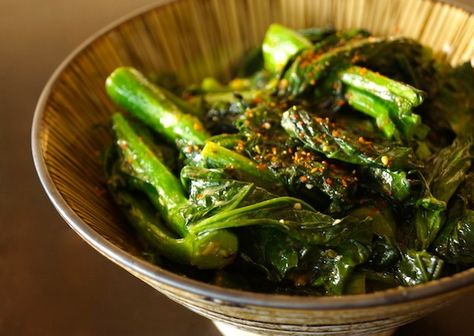 Gai Lan Recipe, Weekend Recipes, Asian Side Dishes, Grape Seed Oil, Asian Spices, Asian Vegetables, Dark Leafy Greens, Kale And Spinach, Low Carb Side Dishes