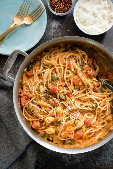 One Pot Creamy Vegetable Spaghetti - Nutritious Eats Spaghetti Recipe Vegetarian, Vegetarian Pasta Sauce, Veggie Spaghetti, Meatless Pasta, Salad Appetizer Cups, Cheesy Spaghetti, Vegetarian Spaghetti, Vegetable Spaghetti, Comfort Pasta