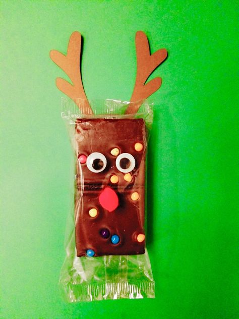 Little Debbie brownie Reindeer.   I used glue dots instead of hot glue. Christmas School Treats, Reindeer Brownies, Reindeer Brownie, Preschool Christmas Party, Kids Christmas Treats, Christmas Party Snacks, Christmas Party Treats, Christmas Preschool, School Christmas Party