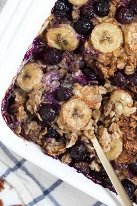 Banana Berry Crunch Baked Oatmeal is a simple, healthy and delicious way to start your day! This easy recipe is made with coconut milk, rolled oats, fresh bananas, berries and maple syrup. Clean Eating Baking, Breakfast Casserole Recipes, Oatmeal Vegan, Recipes Clean Eating, Breakfast Oatmeal, Vegan Baked, Healthy Baked, Clean Eating Breakfast, Oatmeal Recipe