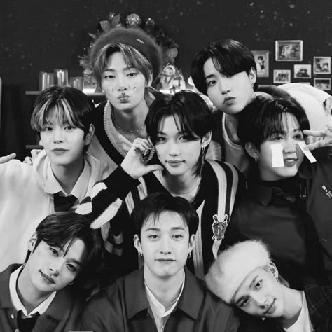 Skz Widgets Black, Asthetic Photos Black, Straykids Ot8 Icon, Skz Ot8 Icon, Stray Kids Widget, Skz Black And White, Stray Kids Black And White, Skz Widgets, Stary Kids