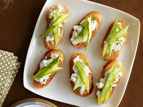 Asparagus Crostini, Easy Toast, Crostini Recipe, Cream Of Asparagus Soup, Summer Food Party, Crostini Recipes, Toast Toppings, Tea Party Food, Recipes Appetizers