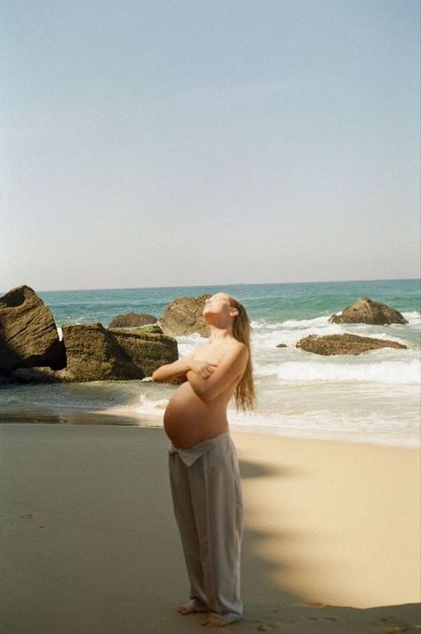 Cute Pregnancy Pictures, Belly Photos, Maternity Photography Poses Pregnancy Pics, Maternity Photoshoot Outfits, Pretty Pregnant, Maternity Photography Poses, Beach Maternity, Future Mom, Pregnant Woman