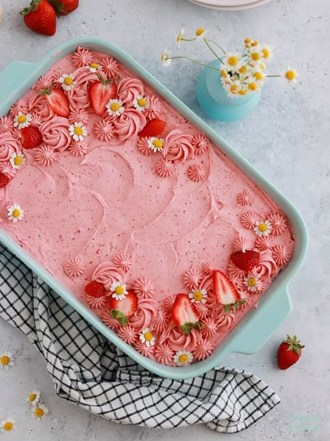 Strawberry Sheet Cake Recipe - Sugar & Sparrow Perfect Vanilla Cake, Strawberry Sheet Cakes, Pecan Pie Cake, Strawberry Layer Cakes, Strawberry Birthday Cake, Birthday Sheet Cakes, Daisy Cakes, Strawberry Frosting, Strawberry Cake Recipes