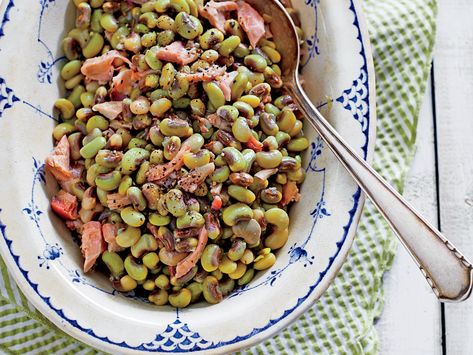 Classic Fresh Field Peas | Smoky ham hocks enrich the broth, yielding a delicious pot of field peas. Try smoking your own hocks--they will yield roughly double what you'll get from store-bought hocks. Field Peas Recipe, Macaroni Salad With Ham, Field Peas, Summer Potluck Recipes, Family Reunion Food, Ham Hocks, Classic Macaroni Salad, Southern Living Recipes, Peas Recipe