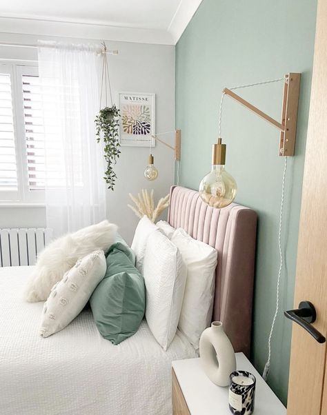 Girls Bedroom Green, Mint Green Bedroom, Mint Bedroom, Design Ložnic, Sage Green Bedroom, Decor Ideas Bedroom, Creative Bedroom, Green Walls