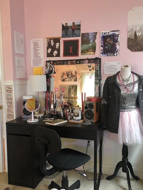 Grunge Vanity Ideas, Dresser Makeup Vanity, Vanity Setup Aesthetic, Indie Vanity, Messy Vanity Aesthetic, Grunge Vanity, Vanity Table Aesthetic, Poison Girlfriend, Bedroom Alt