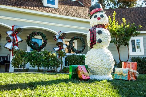 How-To's - Ken Wingard's DIY Snowman | Home & Family Snowflake Coaster, Snowmen Ideas, Diy Christmas Yard Decorations, Diy Snowman Decorations, Diy Schneemann, Snowman Crafts Diy, Christmas Props, Snowman Christmas Decorations, Christmas Decoration Ideas