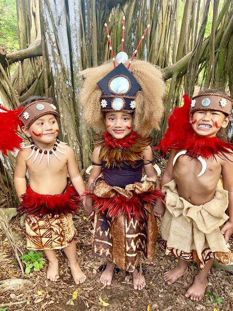 Taualuga kids Samoan Taualuga Costume, Polynesian Outfits, Polynesian Princess, Child Hairstyles, Moana Jr, Samoan Clothing, Samoan Designs, Polynesian Dress, Outfits For Kids