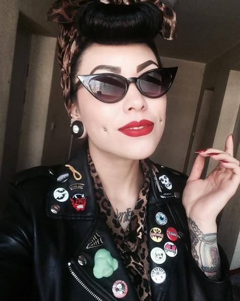 Steffi Straycat Psychobilly Hair, Cabelo Pin Up, Pearl Skull, Psychobilly Fashion, Beetle Earrings, Rockabilly Lifestyle, Rockabilly Looks, Soft Goth, Goth Subculture