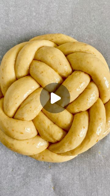 Round Challah, Hairstyles Bun, Hairstyles Videos, Hairstyles Volleyball, Ribbon Hairstyle, Sports Hairstyles, Challah, Sporty Hairstyles, House Plants Indoor