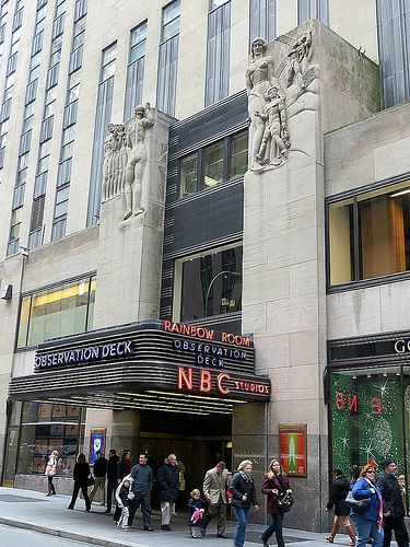 NBC Studios, Rockefeller Center (West 50th Street between Fifth and Sixth avenues), esta cadena de televisión se levanta junto a la pista de hielo (en verano se transforma en un cafe).  El popular programa de TV 30 Rock, debe su nombre a este edificio.  El programa Today se transmite todos los días en directo de 7 a 10.  atrae a montones de admiradores que hacen de todo para que los filmen. Nyc December, Rockefeller Plaza, Broadway Nyc, New York Vacation, Fav Place, 30 Rock, Endocannabinoid System, Rockefeller Center, Radio City