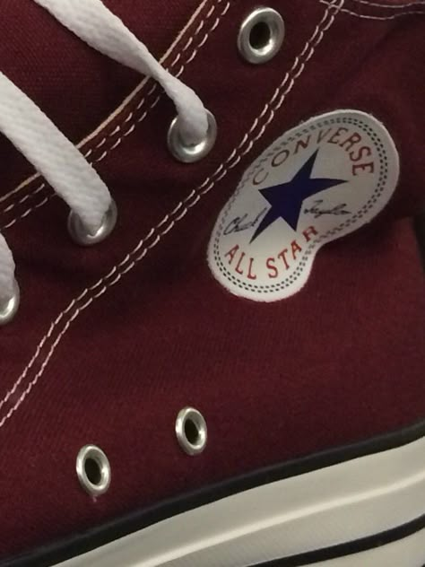 Maroon, high top converse 👍🇺🇸❤️‼️ Red Converse Aesthetic, Converse Rouge, Dark Red Converse, Cherry Red Aesthetic, Maroon Aesthetic, Maroon Converse, Burgundy Aesthetic, Dark Red Aesthetic, Converse Aesthetic