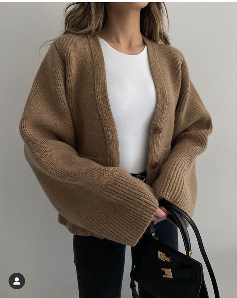 Casual Date Fits, Chic Essentials, Date Fits, Capsule Dressing, Classic Style Outfits, Brown Cardigan, Fashion Mood Board, Cardigan Outfits, Modern Wardrobe