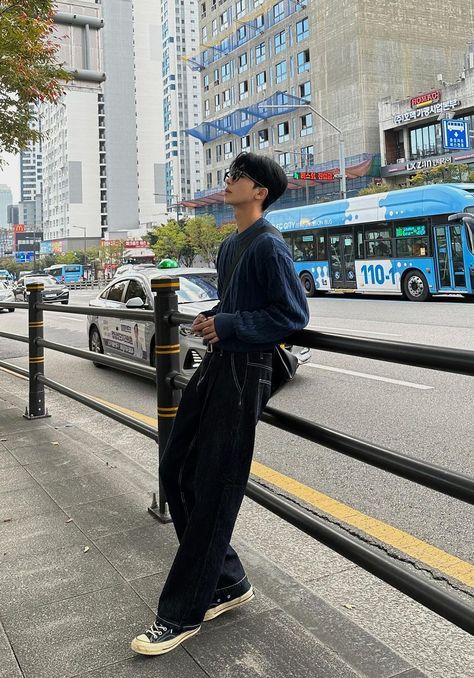 Korean Ulzzang Aesthetic, Korean Date, Aesthetic Selfies, Korean Street Fashion Men, Ulzzang Aesthetic, Asian Streetwear, Guy Fits, Trendy Boy Outfits, Pants Outfit Men