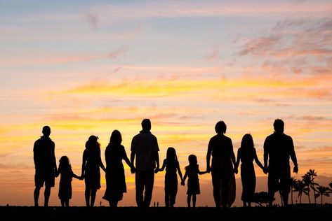 I love these Hawaii family beach photos from Lightness Photography! Silhouette Family, Beach Pictures Kids, Family Beach Photography, Beach Sunset Photography, Pro Photography, Vision Board Themes, Waikiki Hawaii, Vision Book, Family Beach Pictures