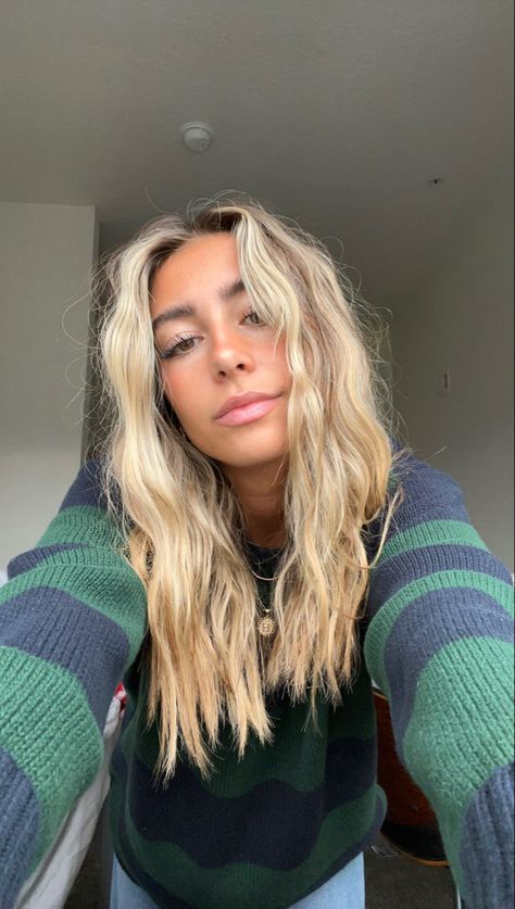 Halle Sandberg, Blonde Layered Hair, Poofy Hair, Selfie Inspo, Blonde Hair Inspiration, Brown Blonde Hair, Mid Length Hair, Hair Inspiration Color, Hair Inspo Color