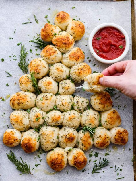 Cheesy Pull Apart Christmas Tree Bread, Christmas Tree Mozzarella Bread, Christmas Cheesy Bread, Christmas Tree Cheese Bread Pull Apart, Easy Christmas Bread, Easy Christmas Eve Dinner, Pull Apart Christmas Tree Bread, Tree Pull Apart Bread, Christmas Tree Pull Apart